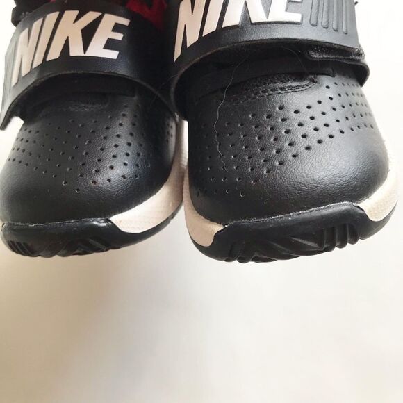 Nike black/red team hustle D8 sneakers EUC size 5 - Picture 5 of 8
